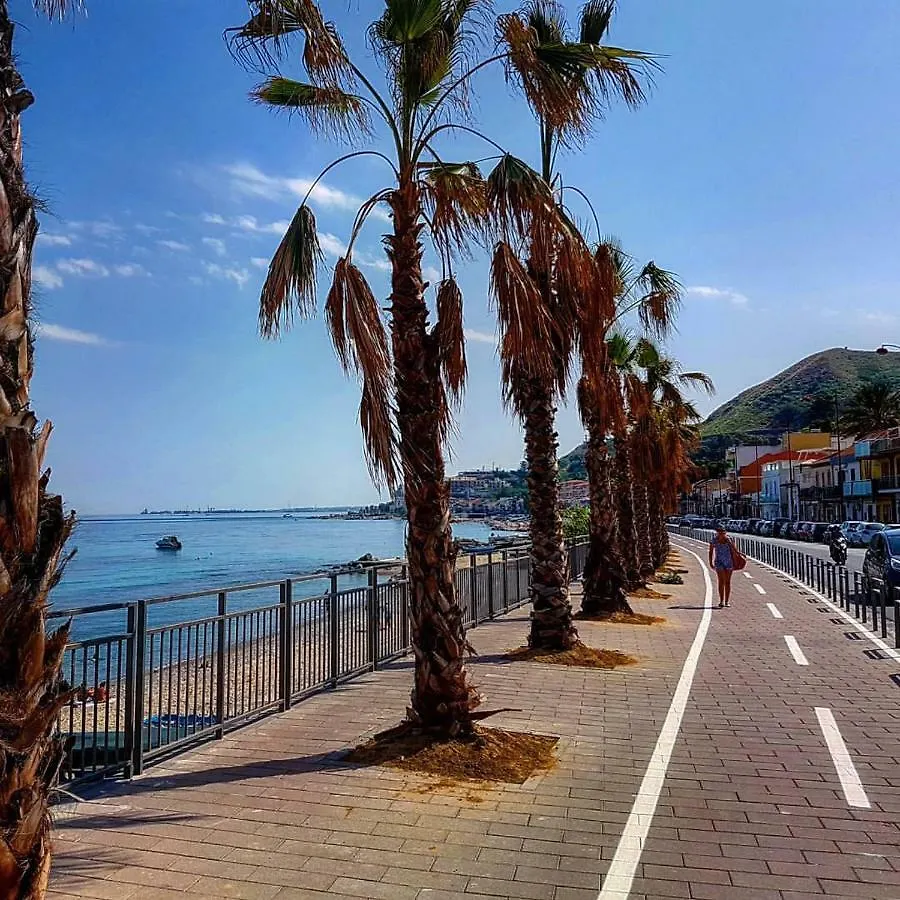 B&B La Paciota - Appartamento a 2 passi dal mare Messina 0*,  Italia