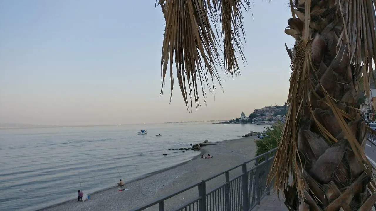 B&B La Paciota - Appartamento a 2 passi dal mare Messina 0*,  Italia